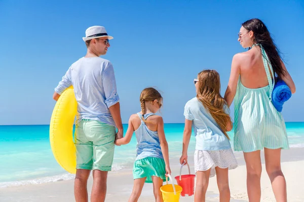 Familia joven de vacaciones en la playa. Concepto de viaje familiar —  Fotos de Stock