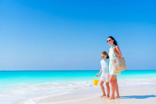 Aile anne ve çocuk beyaz kumsalda yürüyüş — Stok fotoğraf