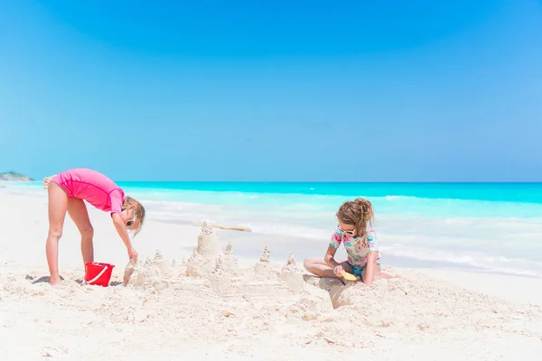 Küçük kızlar tropik tatillerde plaj oyuncaklarıyla oynuyorlar. — Stok fotoğraf