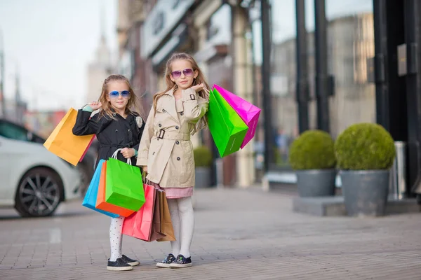 Bedårande små flickor på shopping i city utomhus — Stockfoto