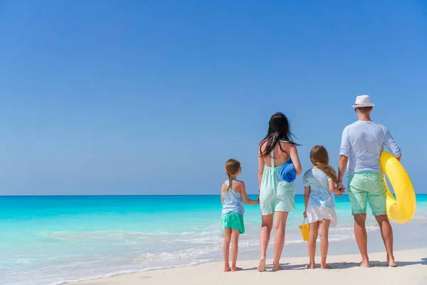 Back view of family of four on the beach. Family travel concept — Stock Photo, Image