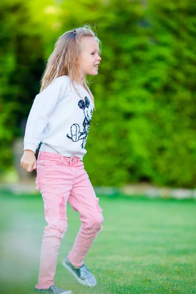 Kleines entzückendes Mädchen im Freien im Park — Stockfoto