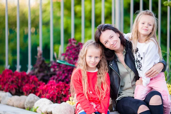 Glückliche Familie im Park im Freien. Porträt von Mutter und Kindern — Stockfoto