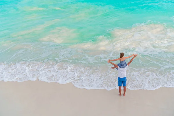 Top view of dad and little kid at tropical beach with turquoise water — Stock Photo, Image