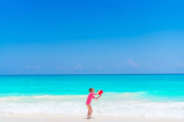 少女は熱帯の休暇中にビーチのおもちゃで遊ぶ — ストック写真