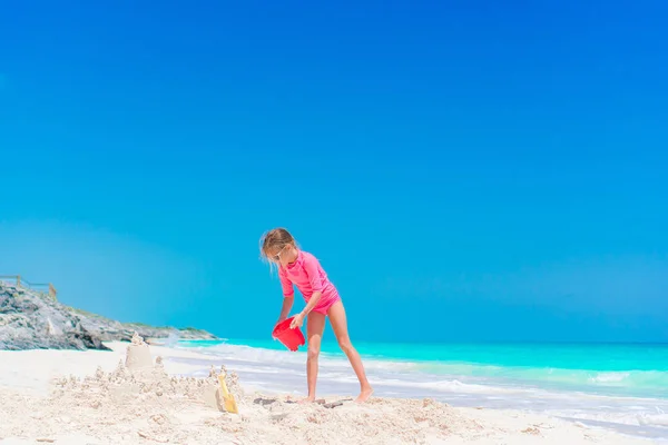Kleines Mädchen spielt im Tropenurlaub mit Strandspielzeug — Stockfoto
