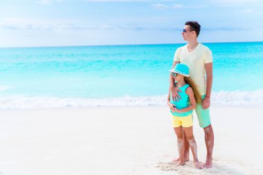 Aile beyaz tropik sahilde. Baba ve çocuk sahil üzerinde birlikte vakit