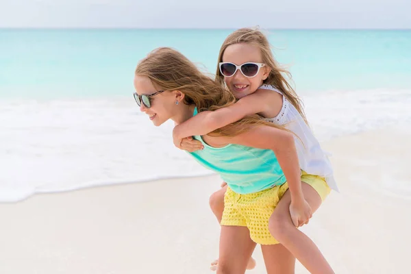 Děti pobavit na bílé písečné pláži venku — Stock fotografie