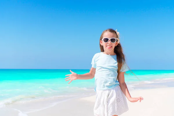 Porträt eines entzückenden kleinen Mädchens am weißen Sandstrand — Stockfoto