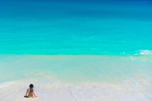 Genç güzel kız plaj tropikal su sığ Üstten Görünüm — Stok fotoğraf
