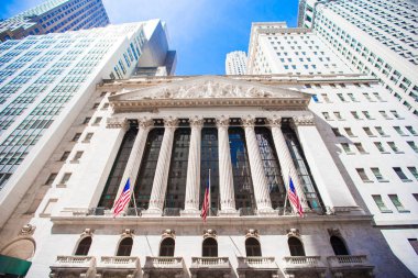 New York Menkul Kıymetler Borsası Manhattan finans bölgesinde. Gökyüzünde binasının görünümü