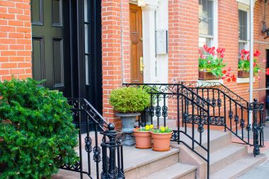 West Village 'ın tarihi bölgesinde merdivenleri olan eski evler