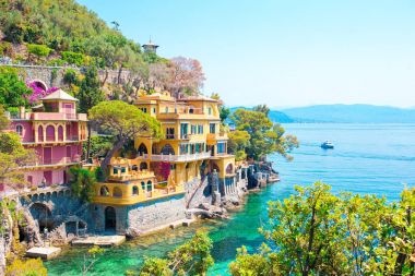 Güzel Yalı Portofino, Liguria, İtalya için renkli evleriyle. Yaz çarpıcı manzara.