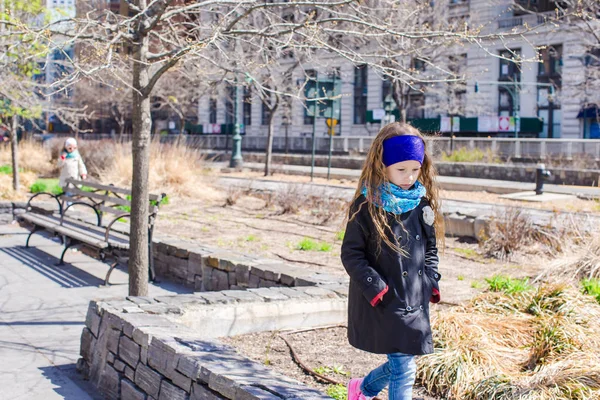 Rozkošná holčička chůzi v New York City venkovní — Stock fotografie
