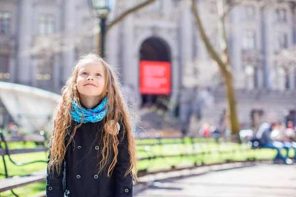 Rozkošná holčička chůzi v New York City venkovní — Stock fotografie