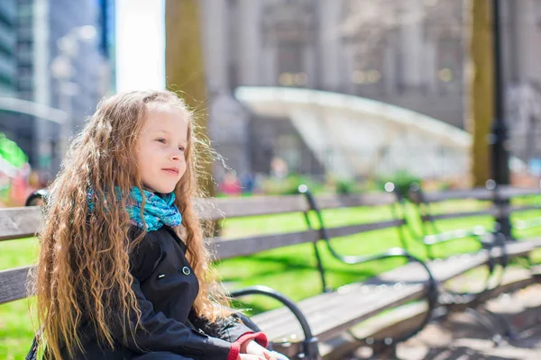 Adorable niña caminando en la ciudad de Nueva York al aire libre —  Fotos de Stock