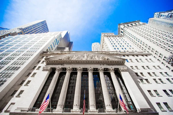 New York Stock Exchange Manhattan pénzügyi kerületében. Nézd, az épület az égen — Stock Fotó