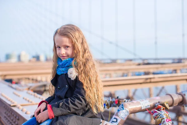 Adorable niño pequeño en el puente de Brooklyn en la ciudad de Nueva York con vista a la carretera —  Fotos de Stock