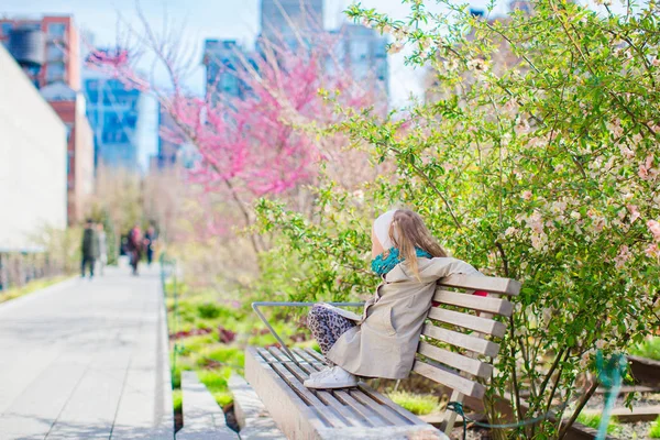 Sunny spring day on New Yorks High Line. Little girl enjoy early spring in the city outdoors — Stock Photo, Image