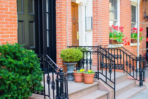 West Village 'ın tarihi bölgesinde merdivenleri olan eski evler