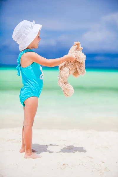 귀 염 둥이 여름 휴가 기간 동안 해변에서 어린 소녀 — 스톡 사진