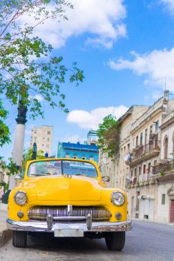 Havana, Küba - 14 Nisan 2017: Closeup sarı klasik eski model araba eski Havana, Küba'da. Turistler için en popüler ulaşım taksi kullanılır.