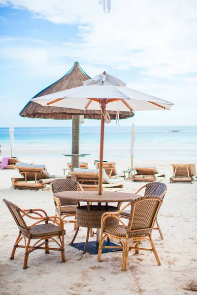 Estate tavolo vuoto all'aperto sulla spiaggia al tramonto — Foto Stock