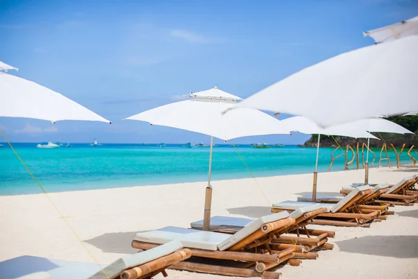 Sillas de playa y sombrilla en la exótica playa tropical de arena blanca —  Fotos de Stock