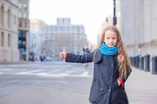 可爱的小女孩，在纽约城户外散步 — 图库照片