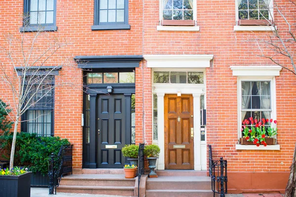 West Village en Nueva York Manhattan. Antiguas casas rojas en Nueva York —  Fotos de Stock