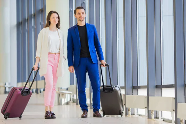 Casal com bagagem no aeroporto internacional. Homem e mulher a aterrar — Fotografia de Stock