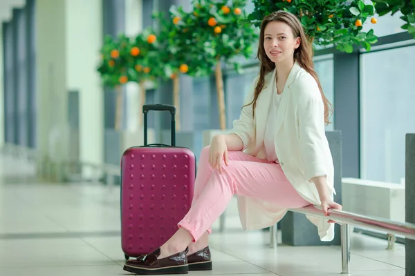Porträtt av unga kaukasiska kvinna en flygplats väntar hennes flygplan — Stockfoto