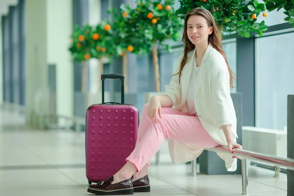 Retrato de una joven caucásica un aeropuerto esperando su avión —  Fotos de Stock