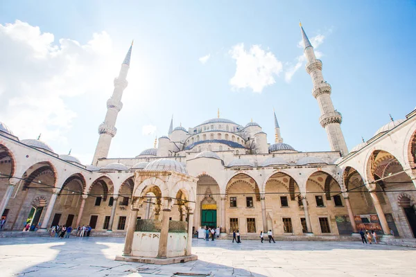 Pátio da Mesquita Azul - Sultão Ahmed ou Mesquita Sultan Ahmet na cidade de Istambul . — Fotografia de Stock