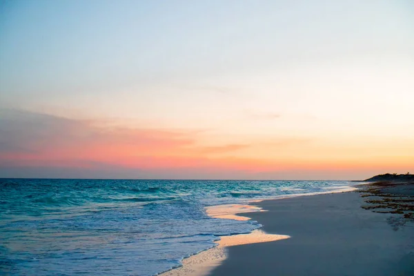 Increíble hermosa puesta de sol en una costa caribeña exótica —  Fotos de Stock