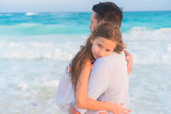 Rodziny na tropikalnej plaży biały. Ojciec i małe dziecko nad brzegiem morza cieszyć się czas razem — Zdjęcie stockowe