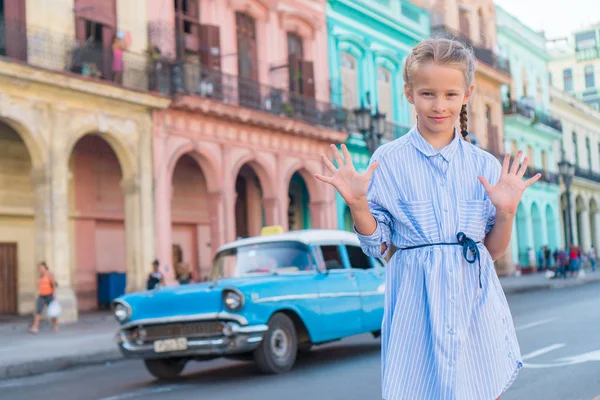 Menina adorável na área popular em Havana Velha, Cuba. Retrato do garoto mais bonito ao ar livre em uma rua de Havana — Fotografia de Stock