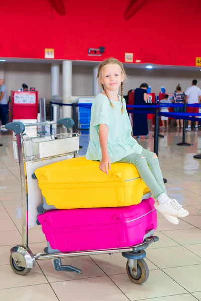 Adorable niña divirtiéndose en el aeropuerto esperando el embarque —  Fotos de Stock