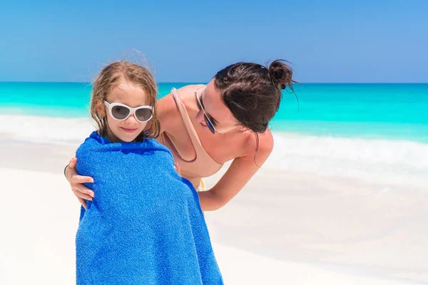 Família feliz de mãe e filho nas férias na praia. Menina em toalha na praia — Fotografia de Stock