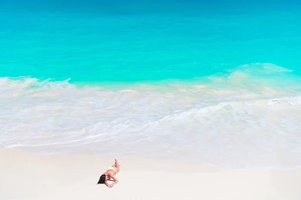 Joven chica hermosa en la playa en la orilla del mar —  Fotos de Stock