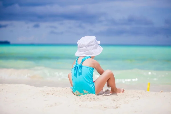 Niña jugando con juguetes de playa durante las vacaciones tropicales — Foto de Stock