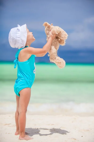 Adorável menina com seu brinquedo favorito em férias de praia tropical — Fotografia de Stock