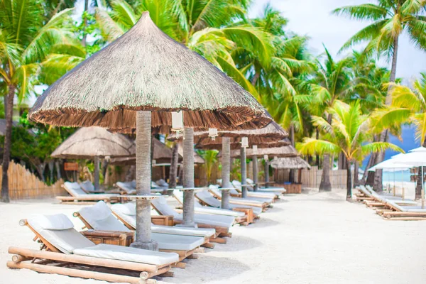 Beach beds on luxury resort on exotic tropical white sandy beach — Stock Photo, Image