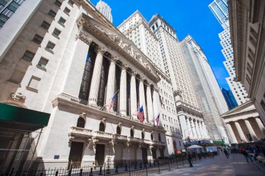 New York Menkul Kıymetler Borsası Manhattan finans bölgesinde. Gökyüzünde binasının görünümü