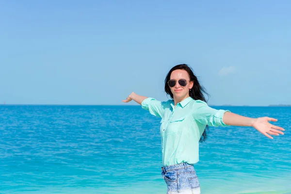 熱帯の海岸の背景海に若くてきれいな女性 — ストック写真