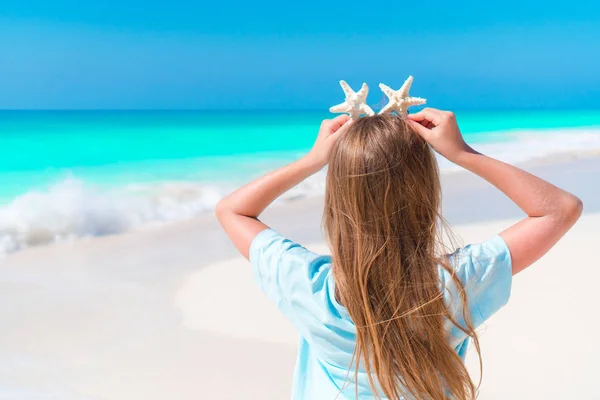 白い砂浜で楽しい女の子の背面図 — ストック写真