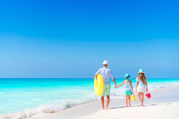 Family on white tropical beach on caribbean island. Father and little daughters on the seashore — Stock Photo, Image