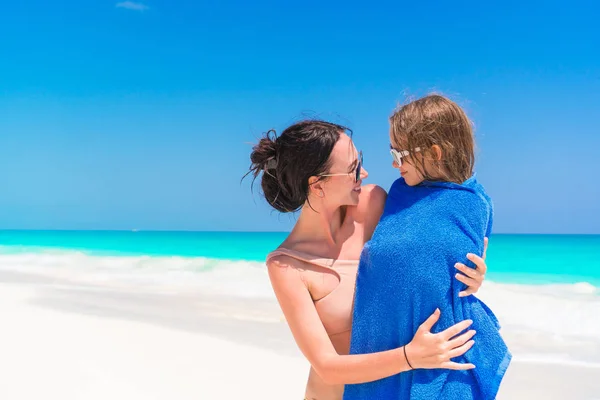 Família feliz da mãe e do filho de férias da praia — Fotografia de Stock
