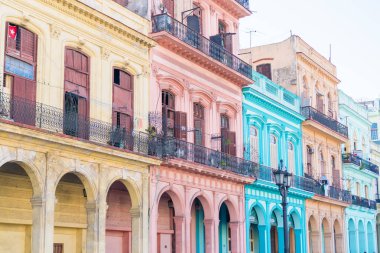 Havana, Küba - 14 Nisan 2017: Otantik görünümü Eski Havana'da evi terk