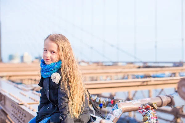 Adorable niño pequeño en el puente de Brooklyn en la ciudad de Nueva York con vista a la carretera —  Fotos de Stock